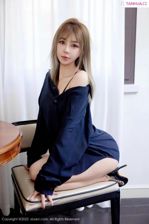   [XiuRen]高清写真图 2025.08.21 No.10673 Zoe柚柚 深色衬衫第5张图片